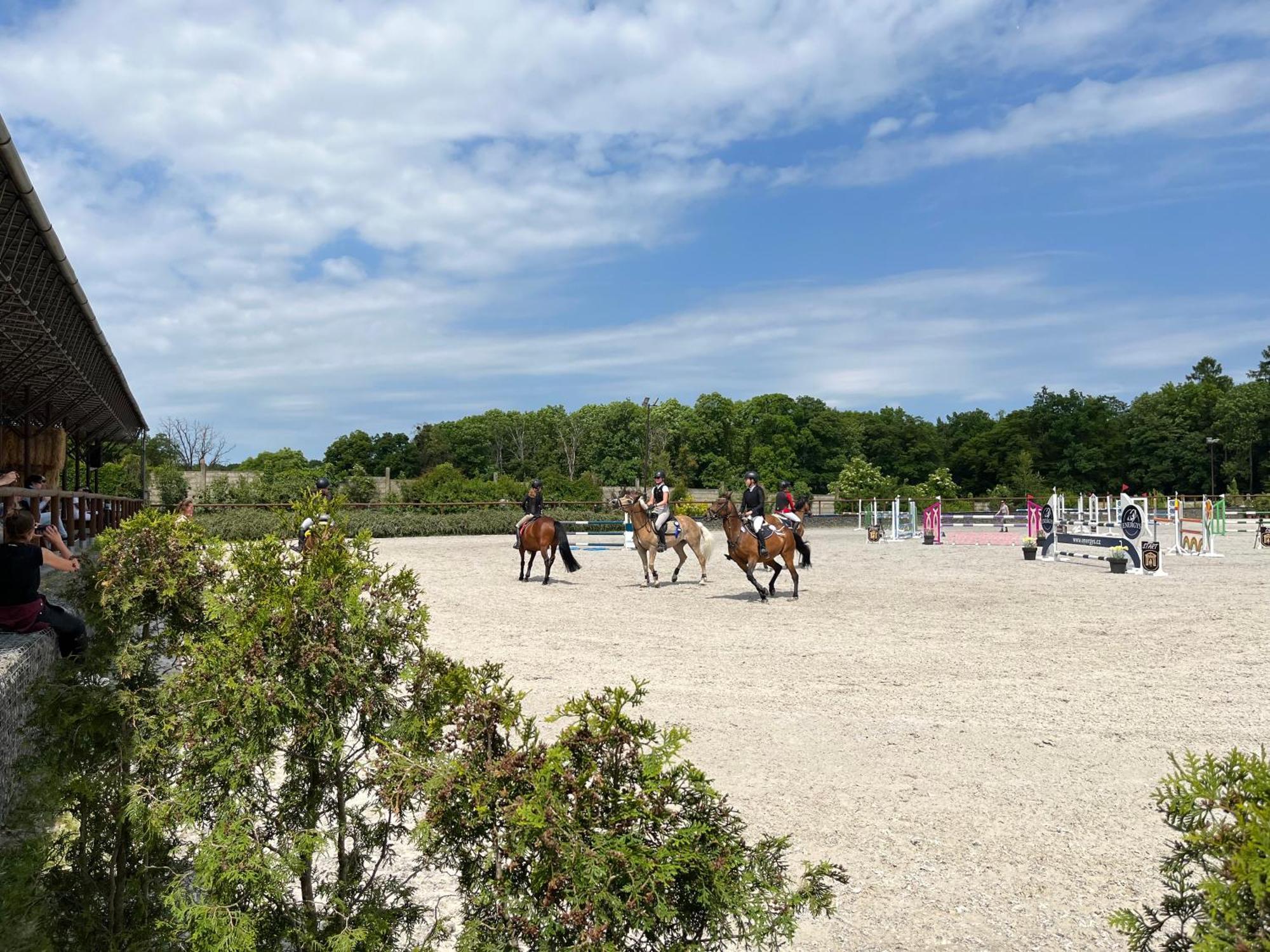 Dvur Nove Zamky Hotel Mladec Buitenkant foto