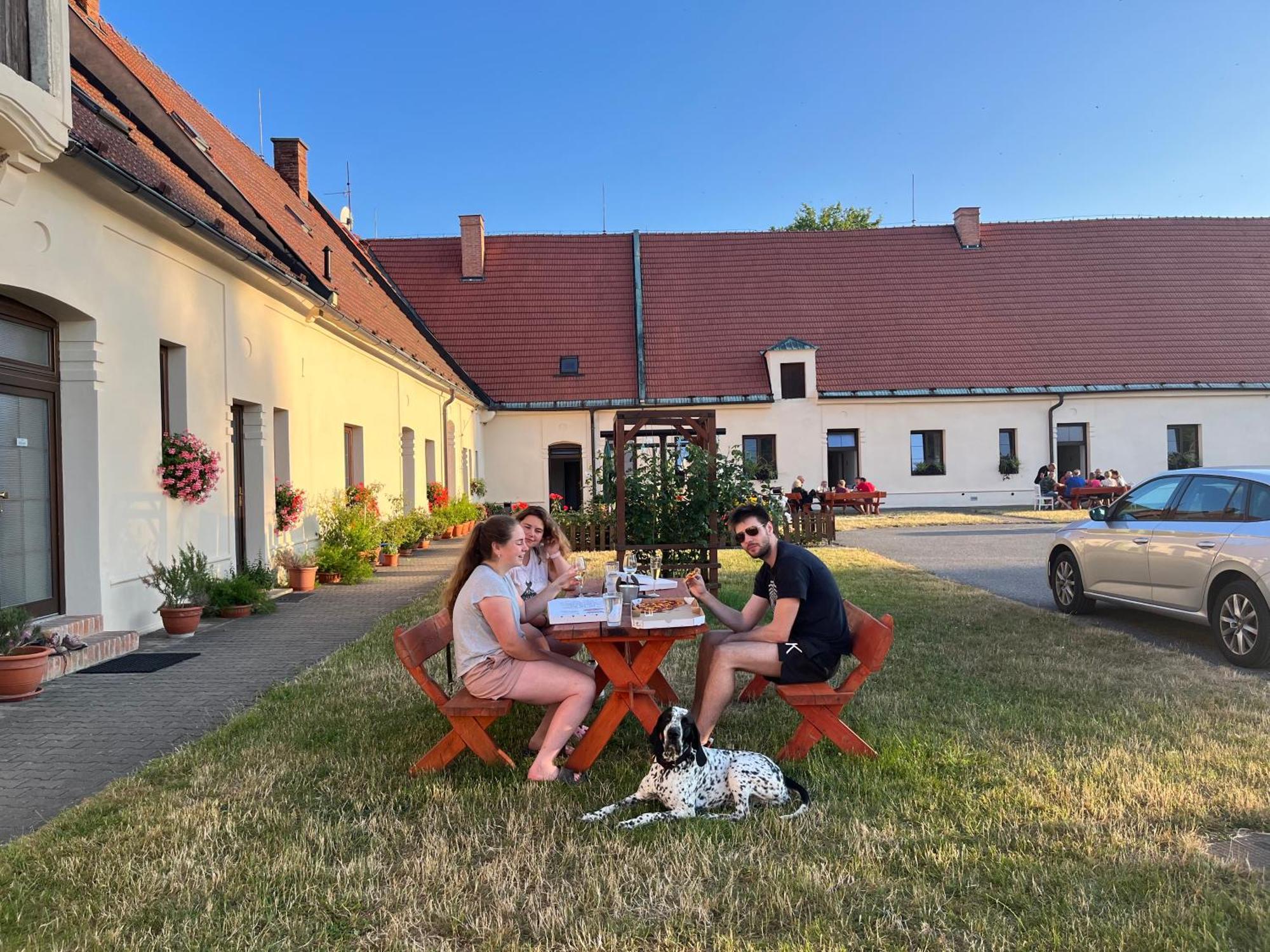 Dvur Nove Zamky Hotel Mladec Buitenkant foto